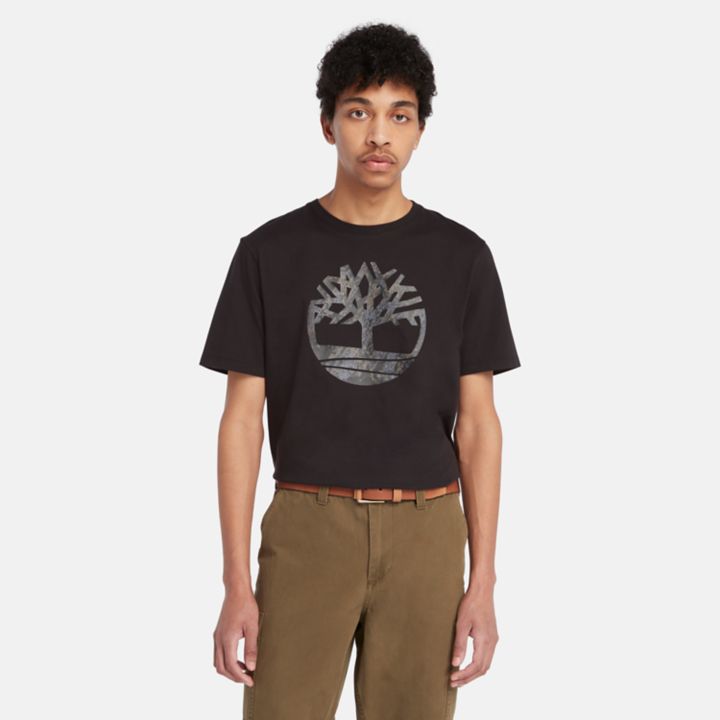 Camiseta masculina preta com estampa camuflada de árvore.