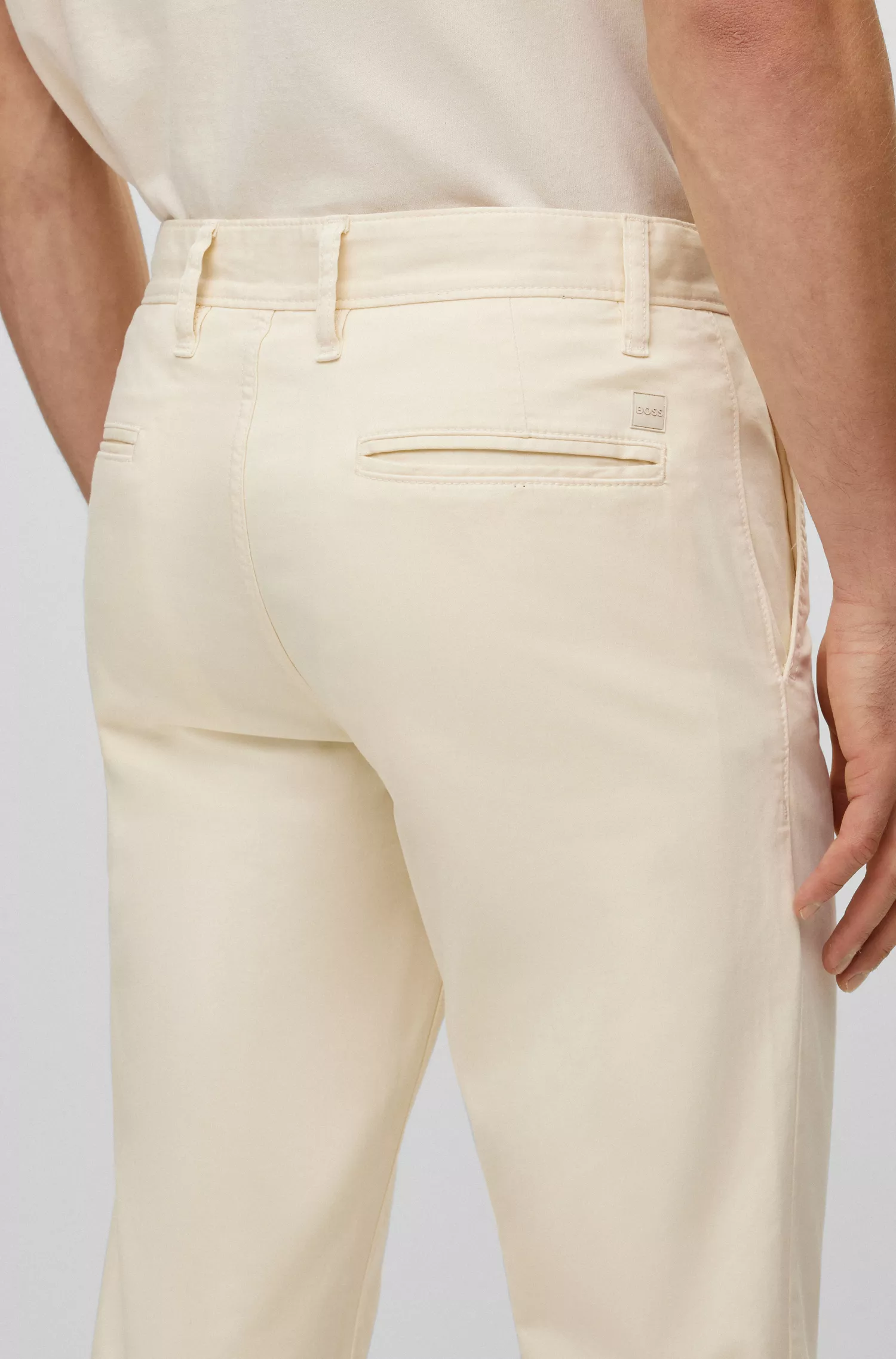 Calça chino BOSS laranja, corte afunilado, em cetim de algodão elástico tingido em excesso.