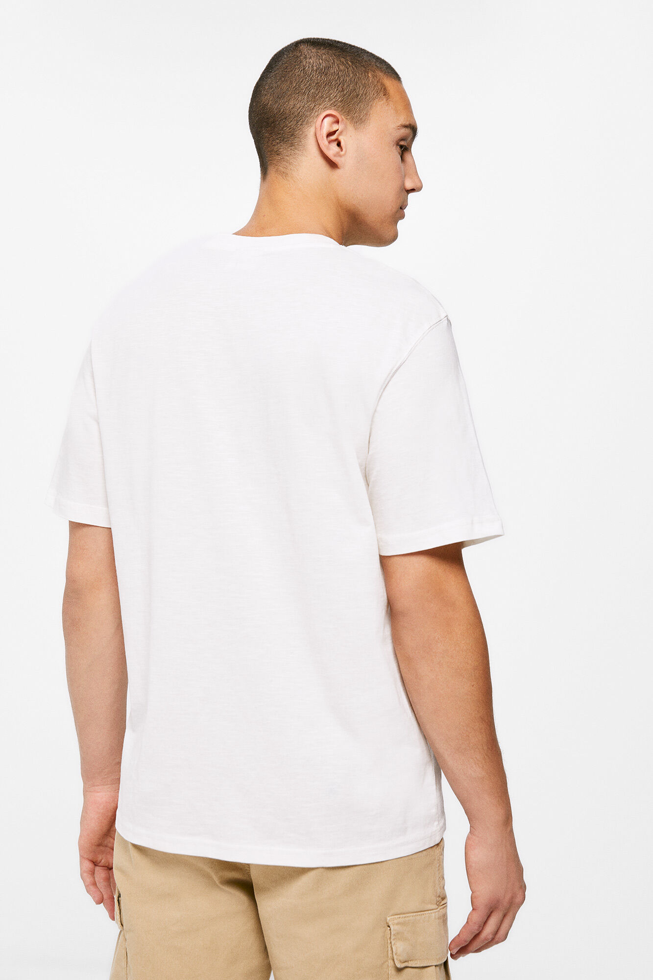 Camiseta com bolso estampado - Marfim