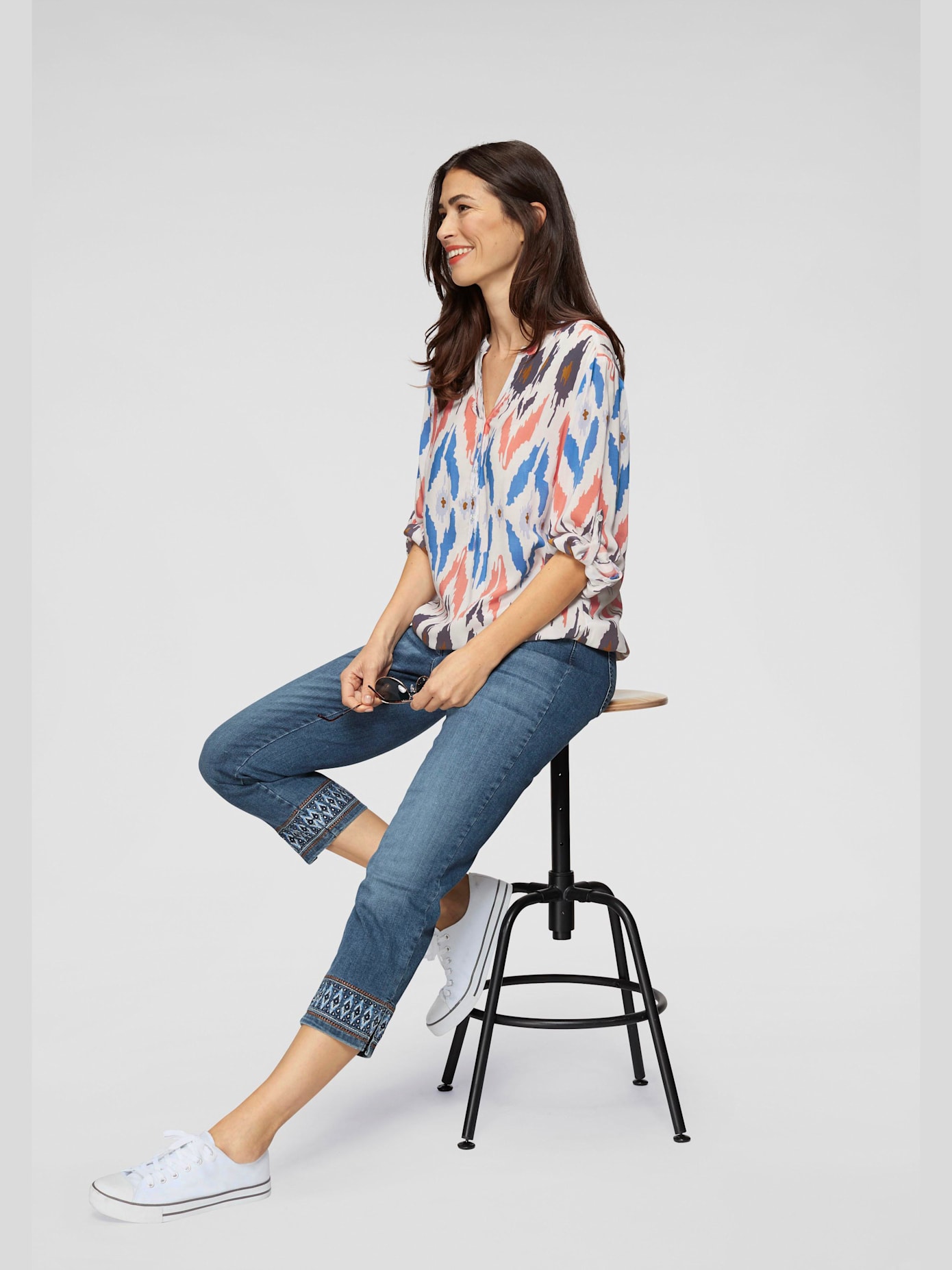Baskets sneakers basiques parfaites avec un jean