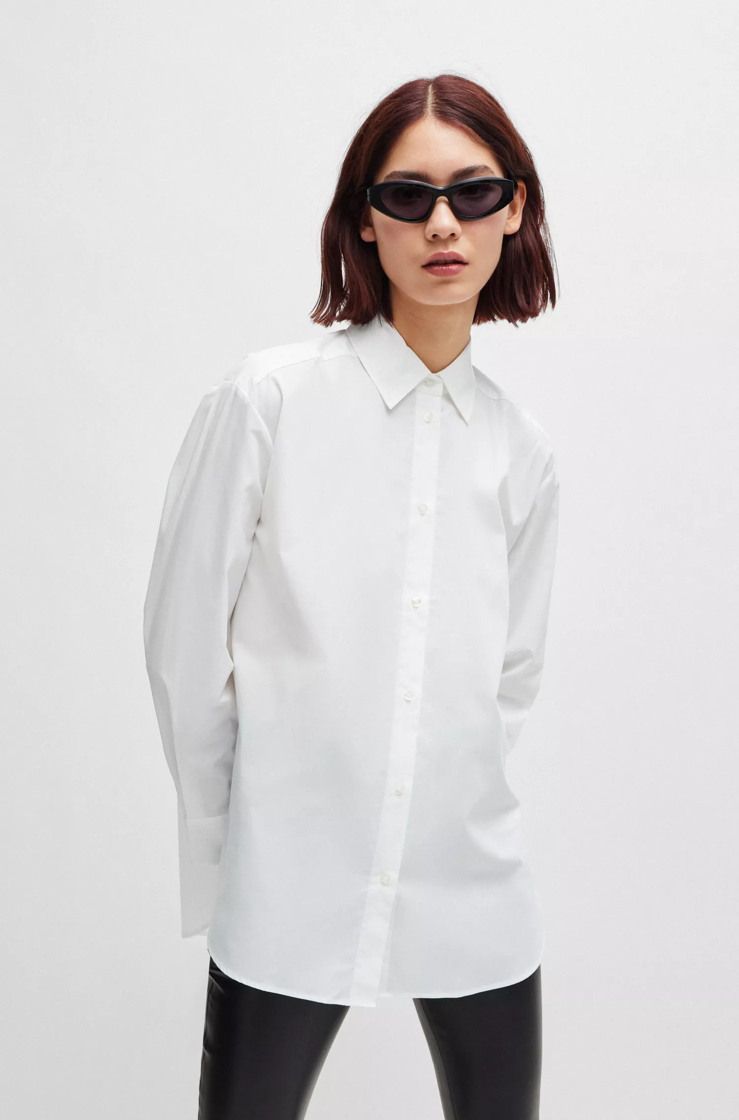 Blusa HUGO vermelha, modelagem oversized, em algodão stretch, com etiqueta vermelha com o logo.