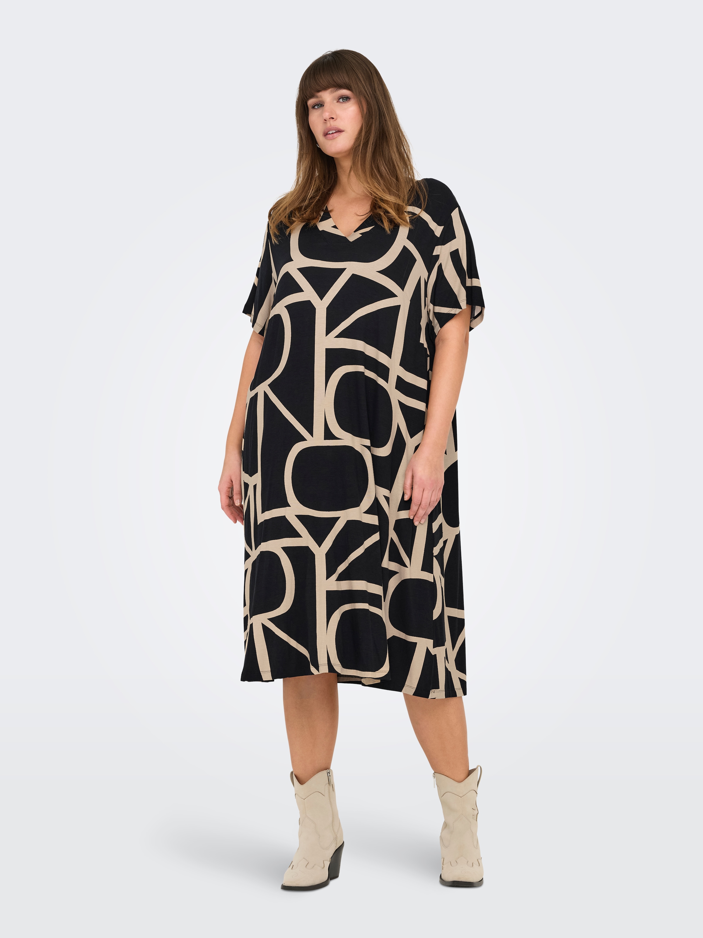 ONLY CARMAKOMA Shirtkleid »CARFYRLA LIFE S/S V-NCK BLK AOP DRE NOOS« Sommerkleid, weich fliessende Jersey Qualität