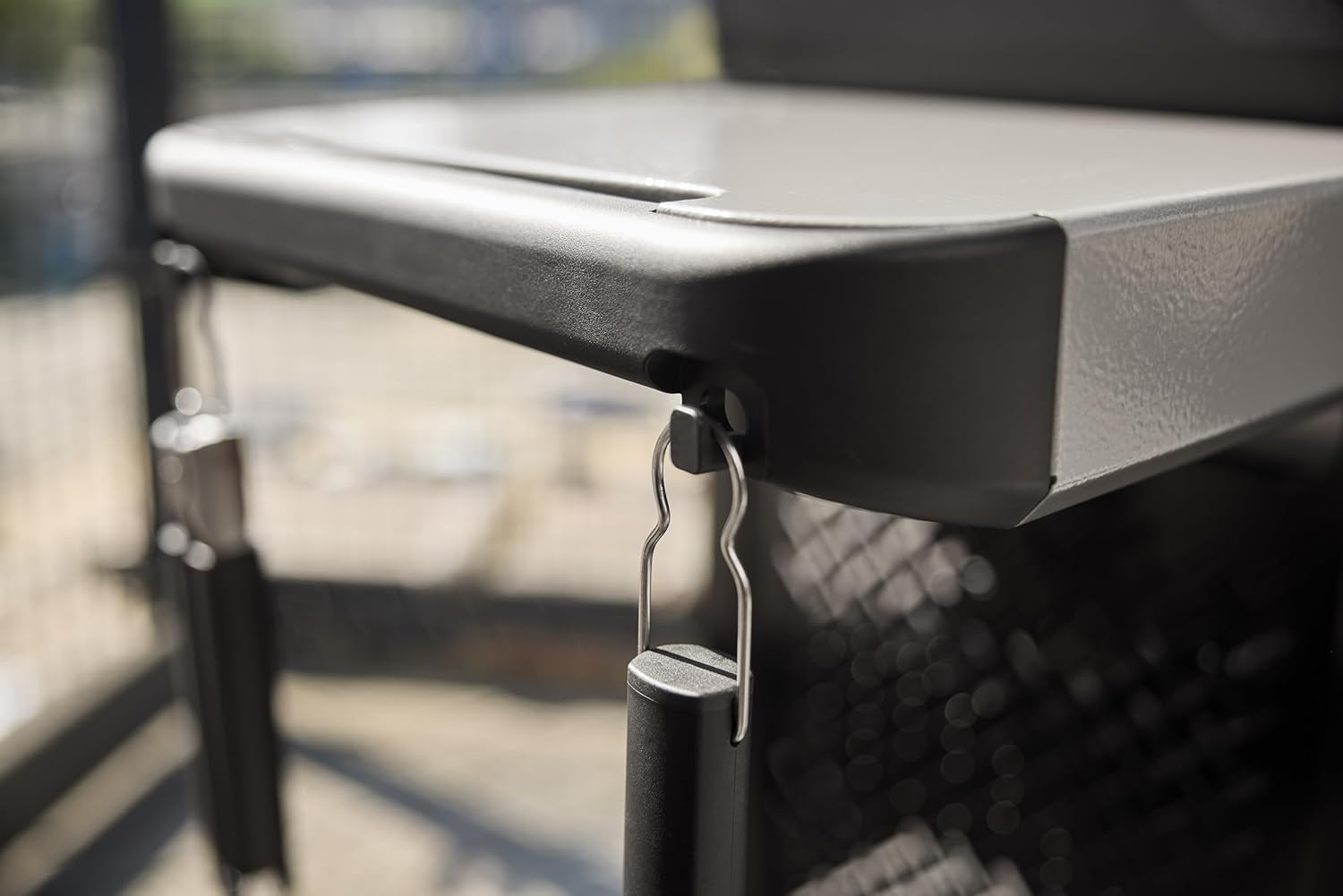 Weber Spirit E-310 Gasgrill / 3 Brenner, Snap-Jet Zündung, Robuste Räder und Warmhalterost, 51 x 46 cm Grillfläche, Kompatibel mit Weber Works Seitenablagen, Schwarz/Silber