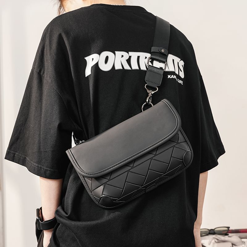 BagBuzz - Crossbodytas met driehoekmotief en klep