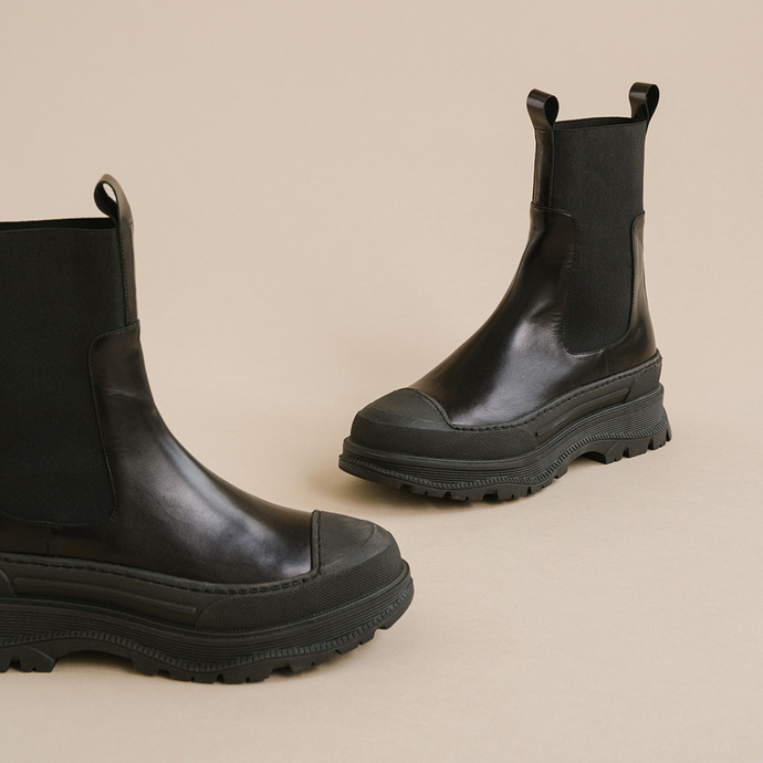 Boots à semelles crantées  en cuir glacé noir