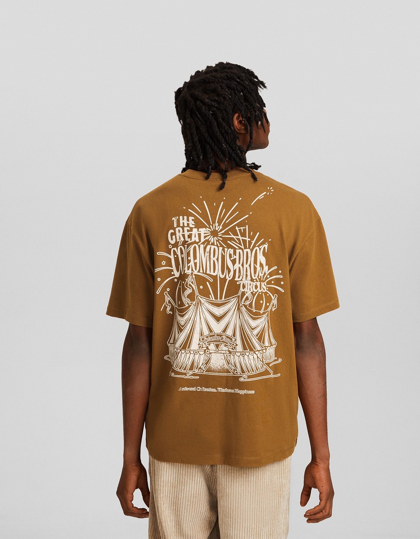 Camiseta de manga curta com estampa e modelagem quadrada