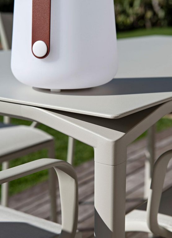 Fermob Calvi tuintafel 140x140 Clay Grey