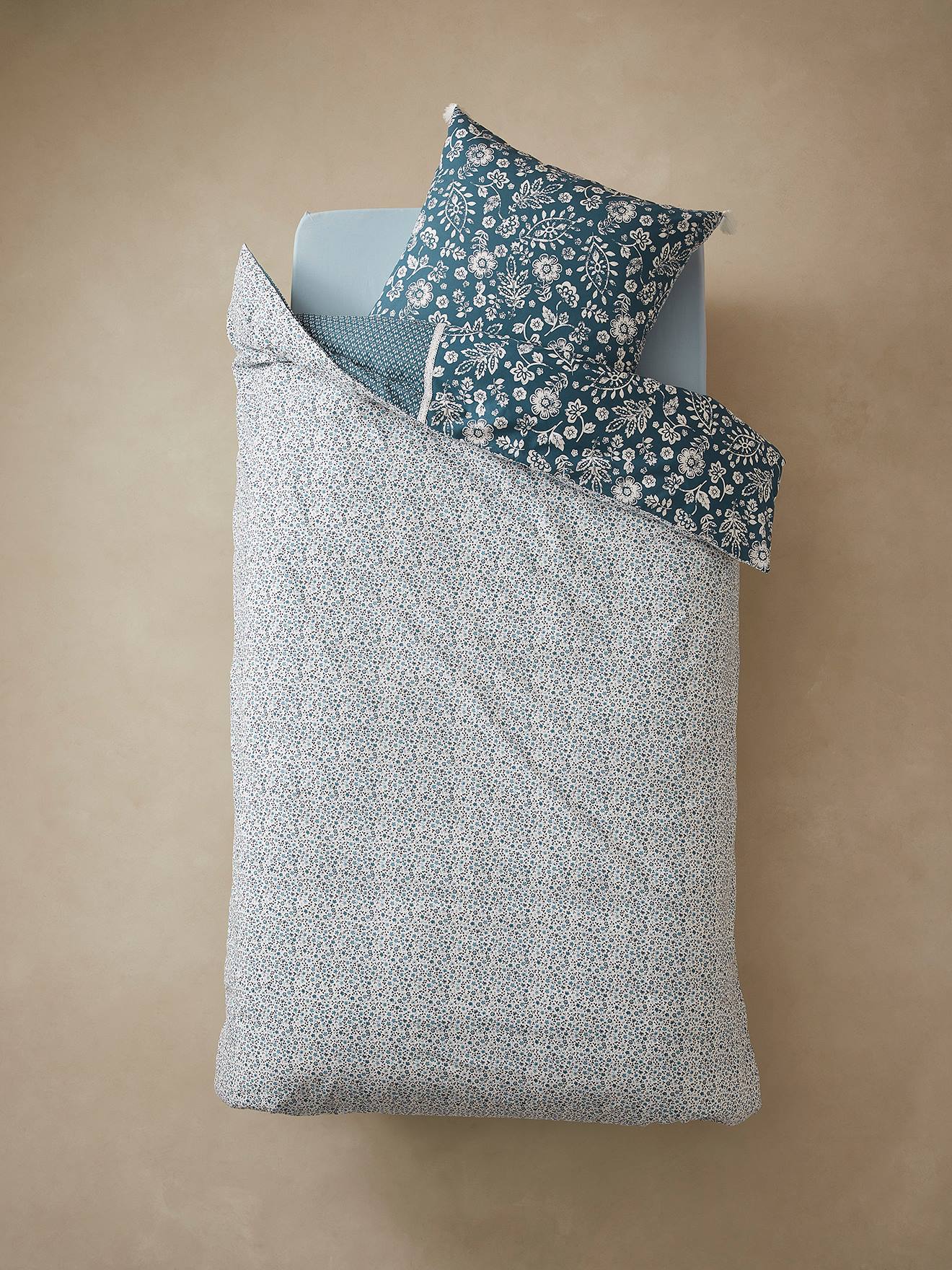 Conjunto de capa de edredom e fronha infantil Caravan, azul escuro liso com estampas.