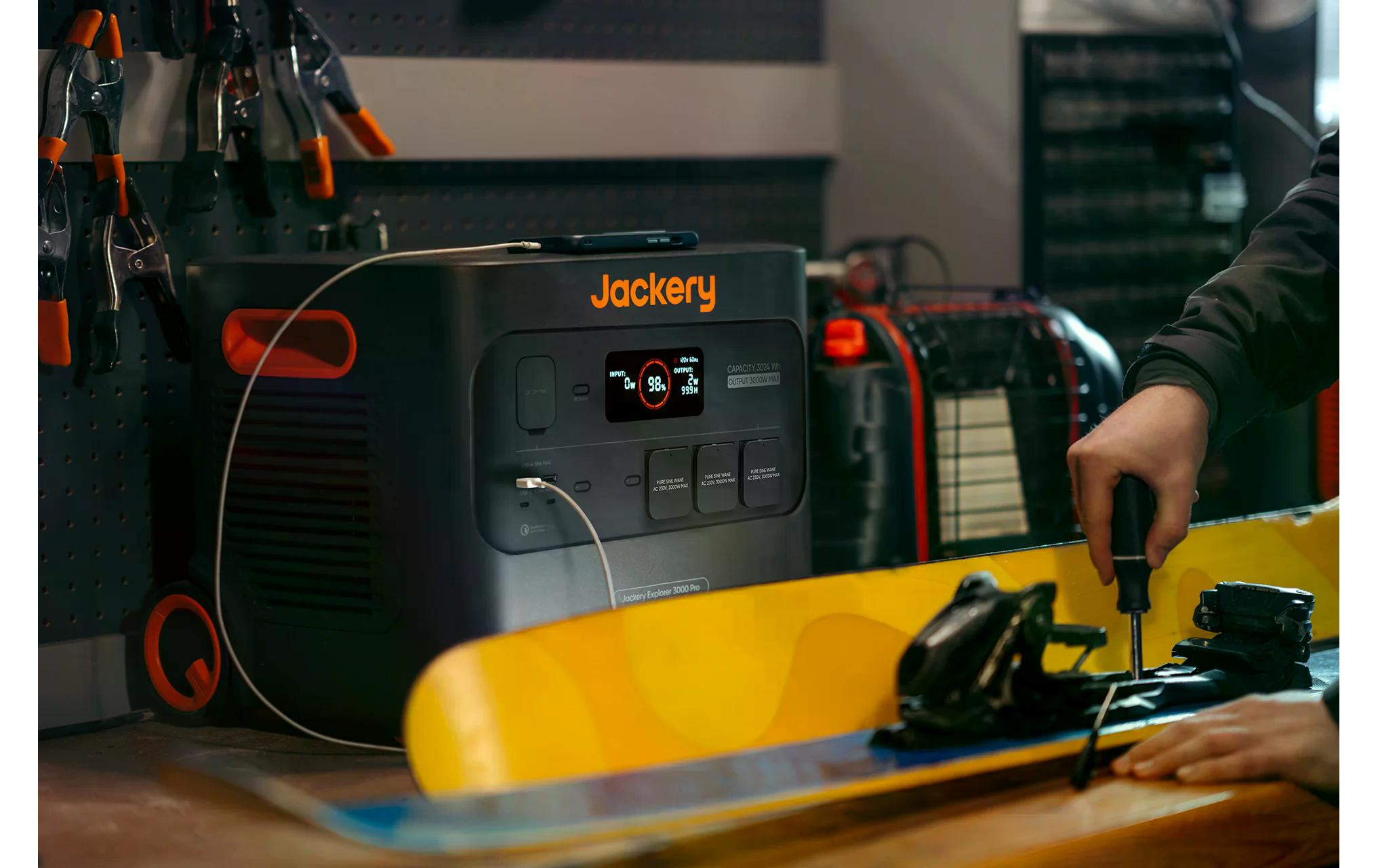 Power Station Explorer 3000 Pro, 3024 Wh<br>Tragbarer Stromgenerator mit Li-ion NMC Akku inkl. Schutzkit