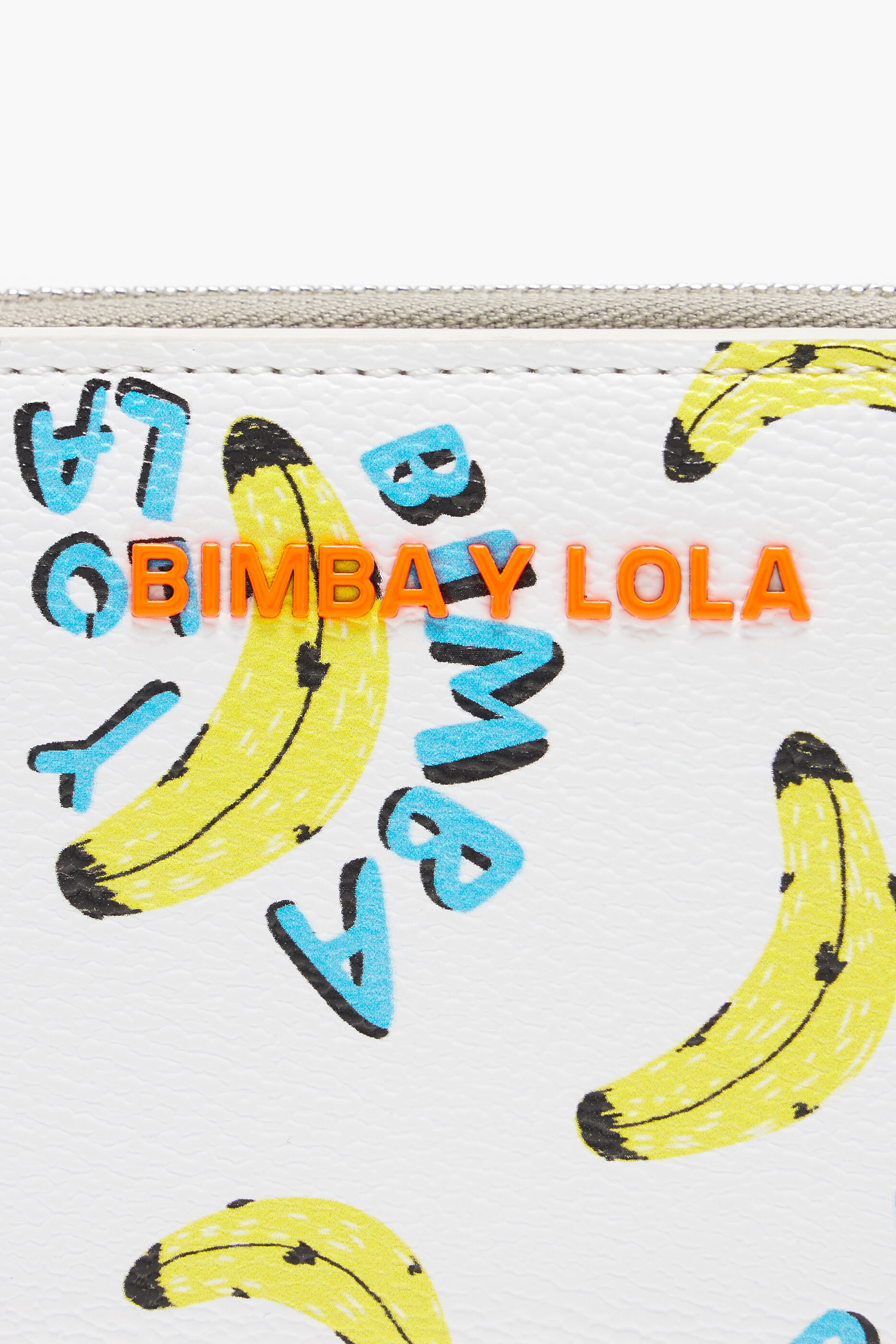 Carteira de aba texturizada com estampa de banana branca