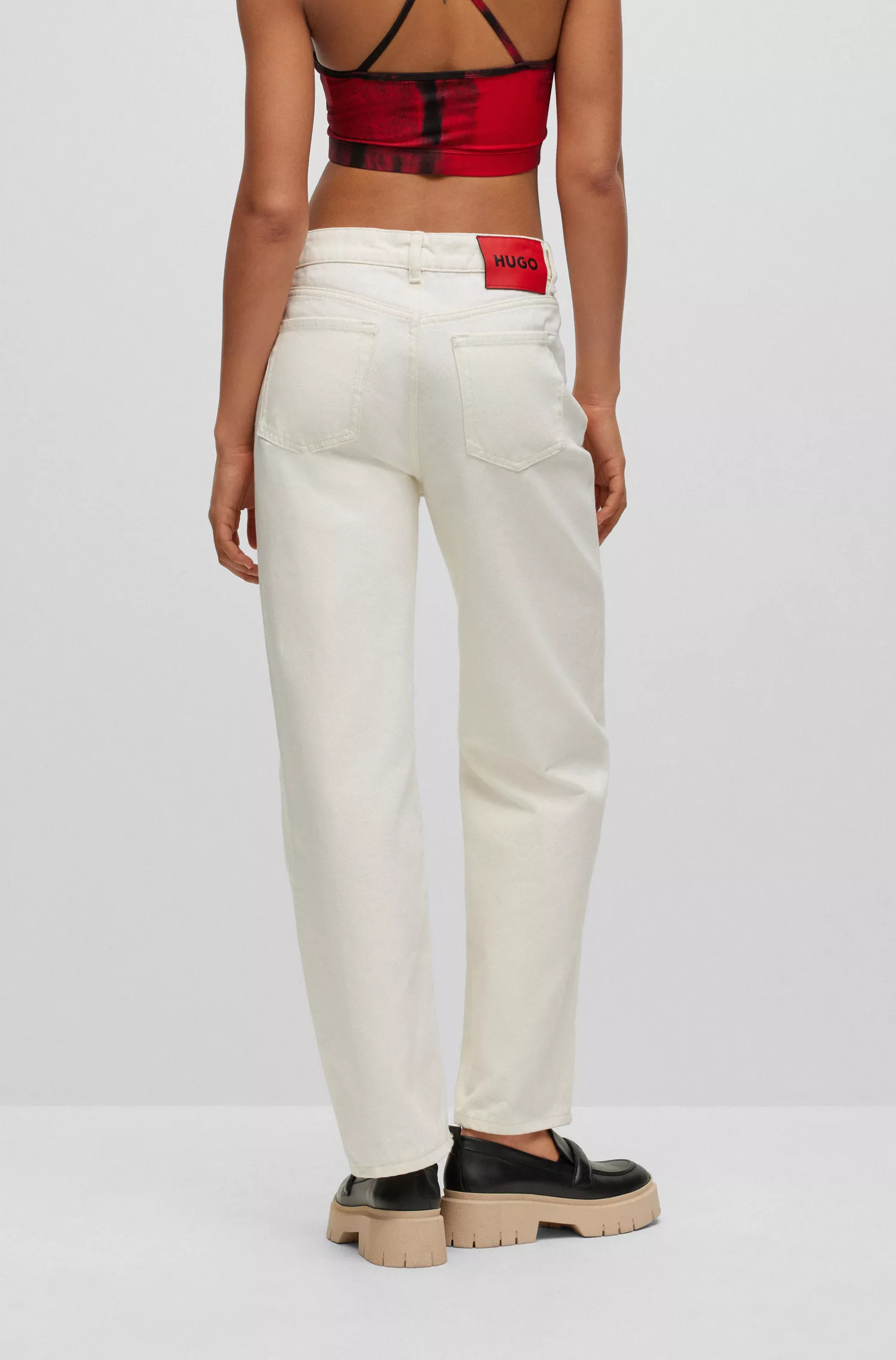 Calça jeans HUGO vermelha, modelagem relaxada com cós cruzado.
