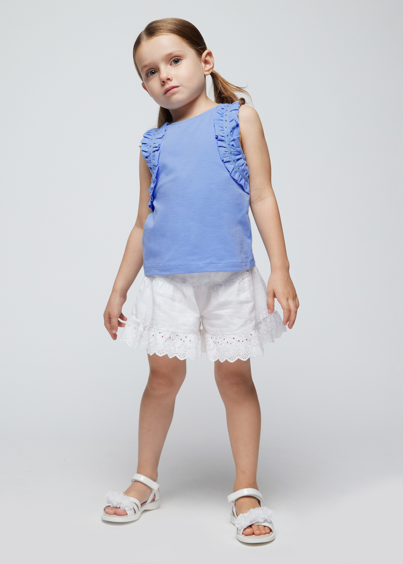 Camiseta feminina Better Cotton com tachas na cor índigo.