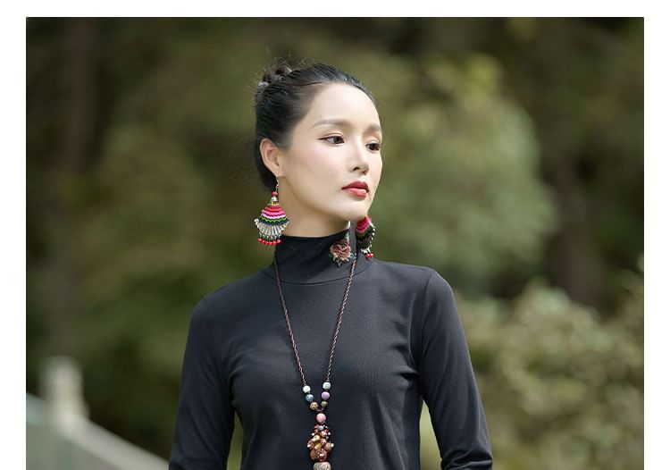 CosmoCorner - Blouse met lange mouwen en hoge hals en bloemenborduursel