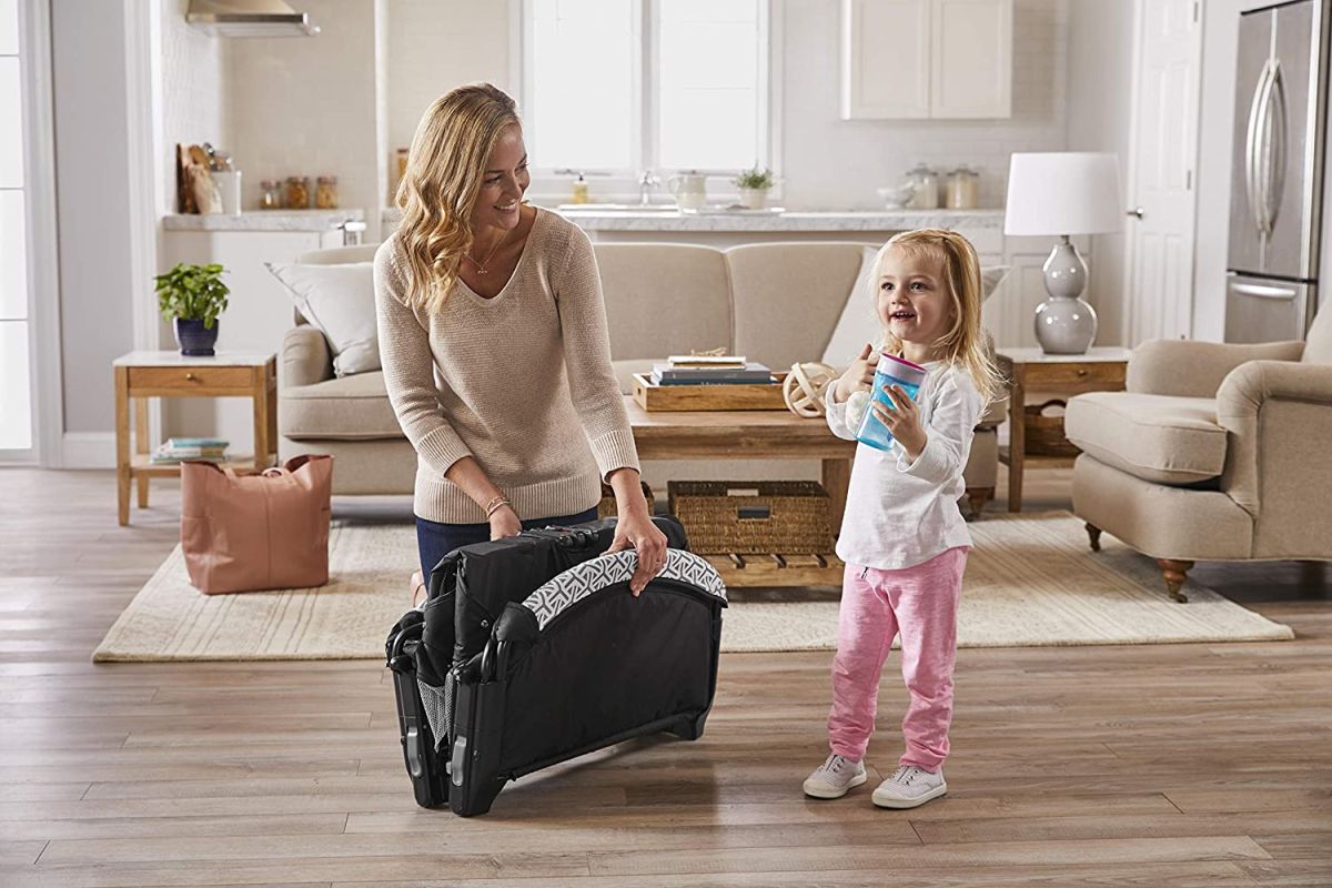 Graco Pack 'n Play Newborn2Toddler Playard, Mahan