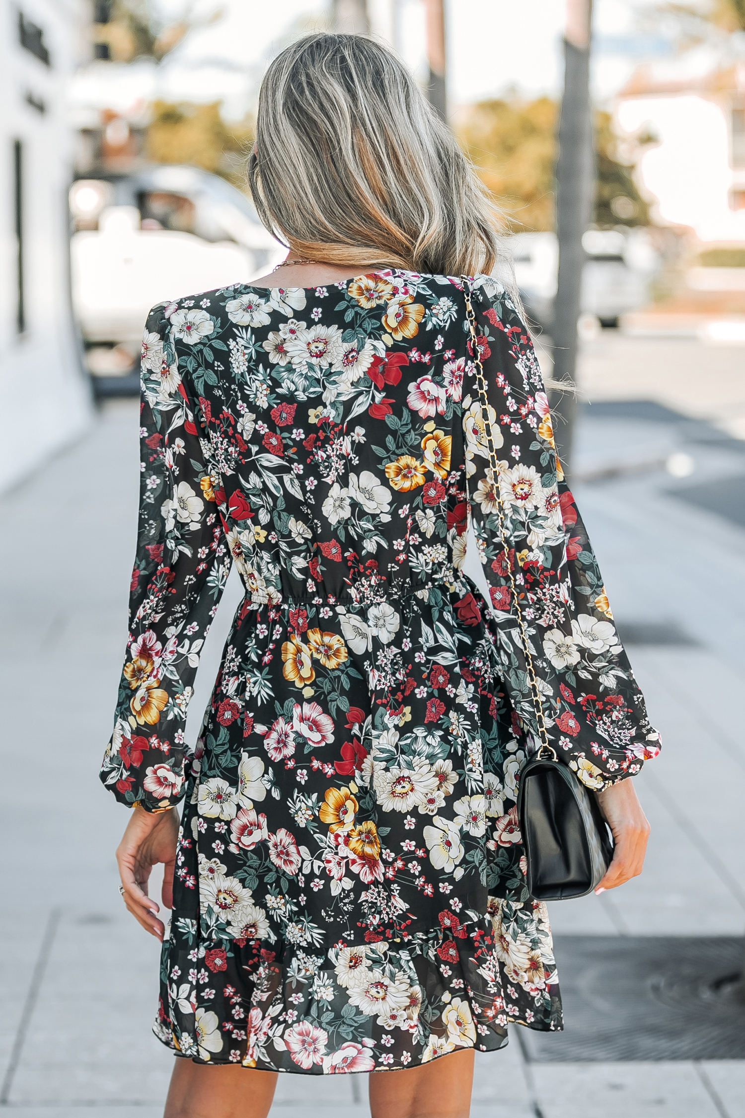 Robe mini avec col en V à emballage et volants