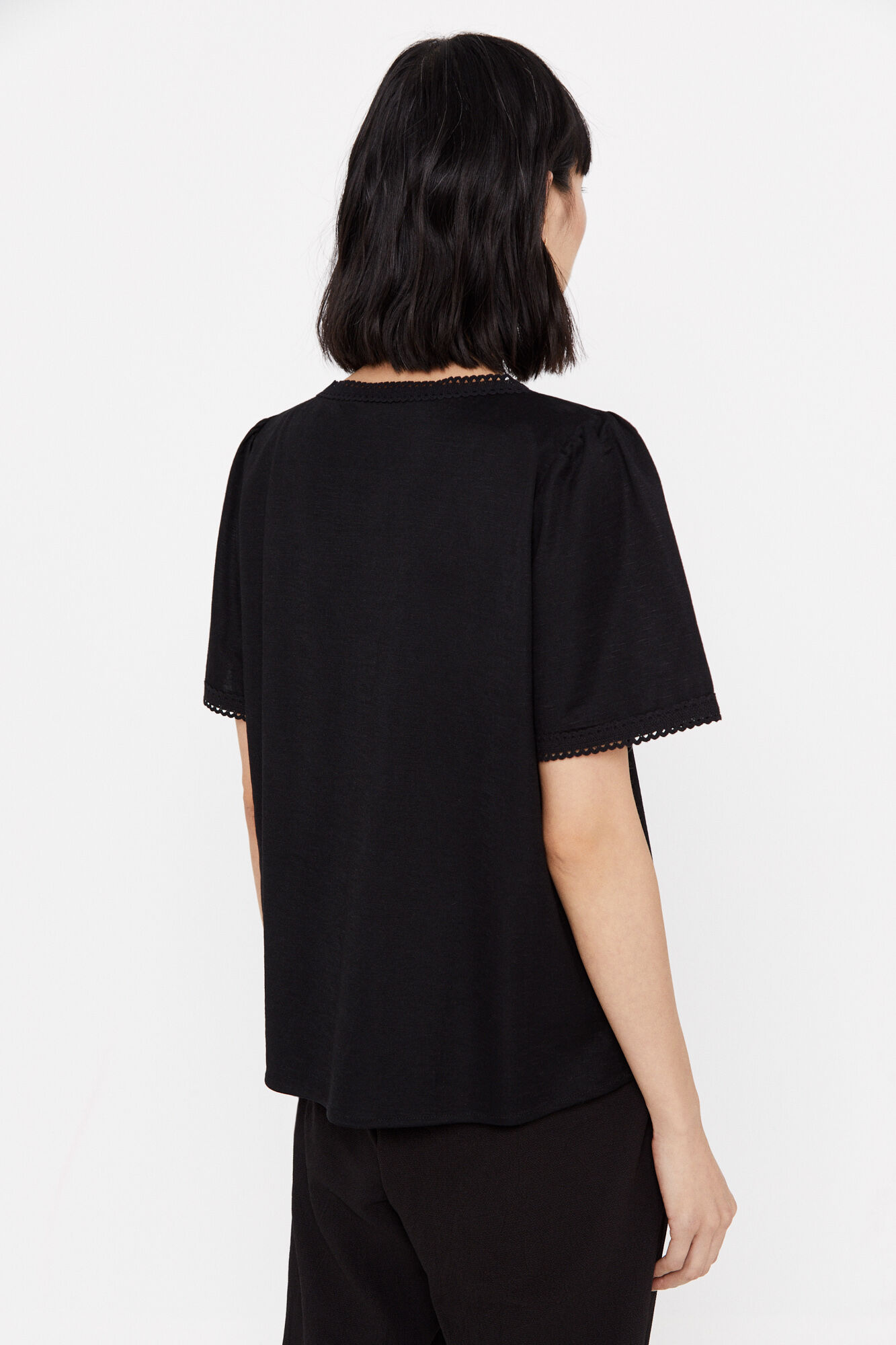 Blusa confortável com bico fino - Preta