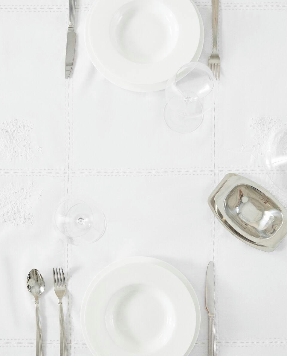 TOALHA DE MESA DE RAMI COM BORDADO DE NATAL