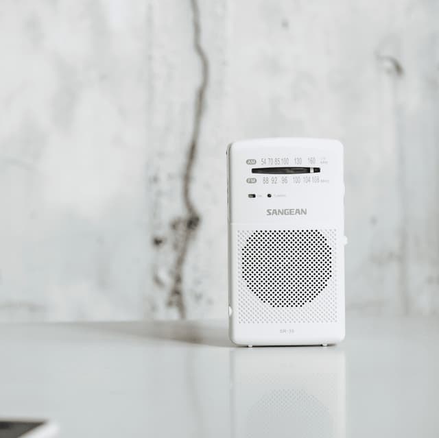 Sangean SR-35 bærbar analog radio (hvid)