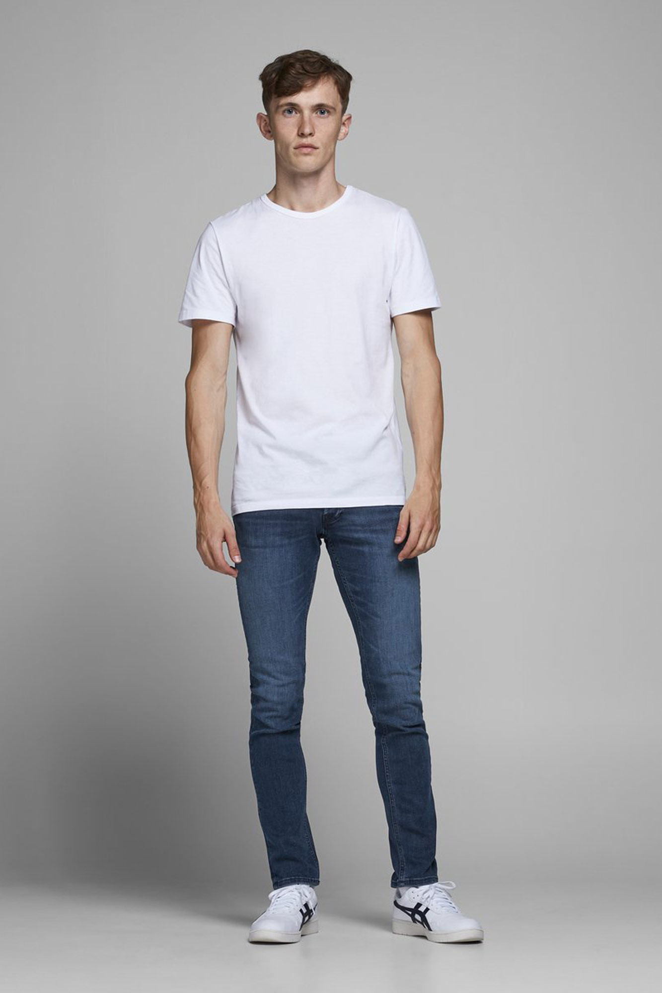 calça jeans slim fit afunilada