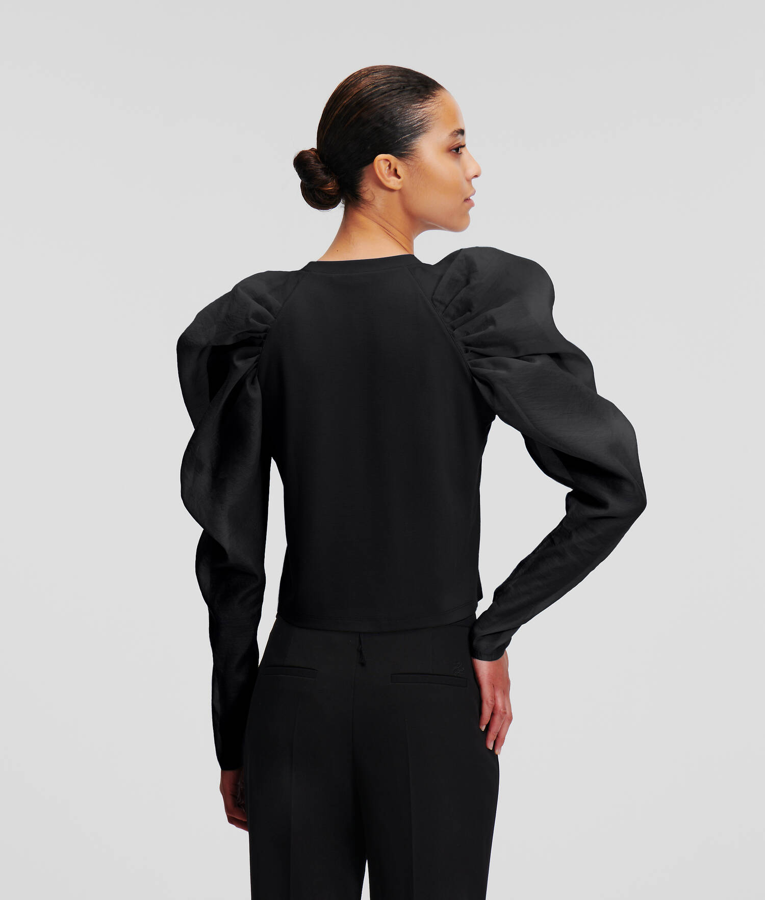 HAUT À MANCHES EN ORGANZA SÉLECTIONNÉ PAR HUN KIM