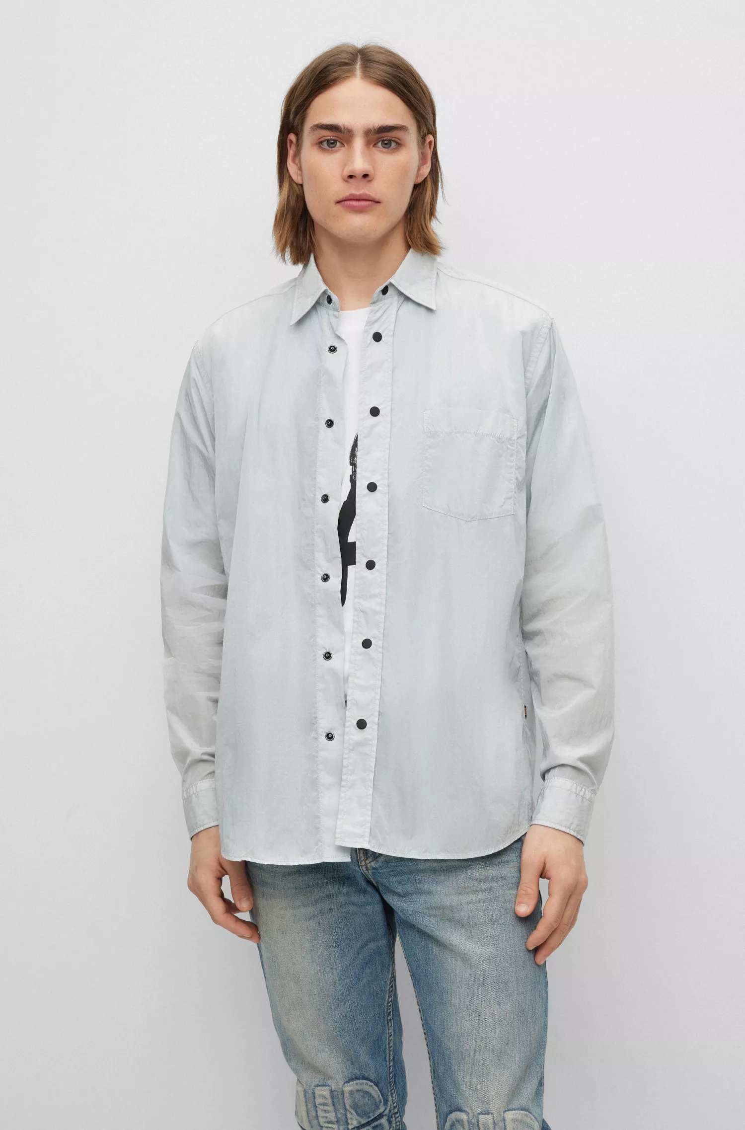 Camisa BOSS laranja, modelagem relaxada em lona texturizada.