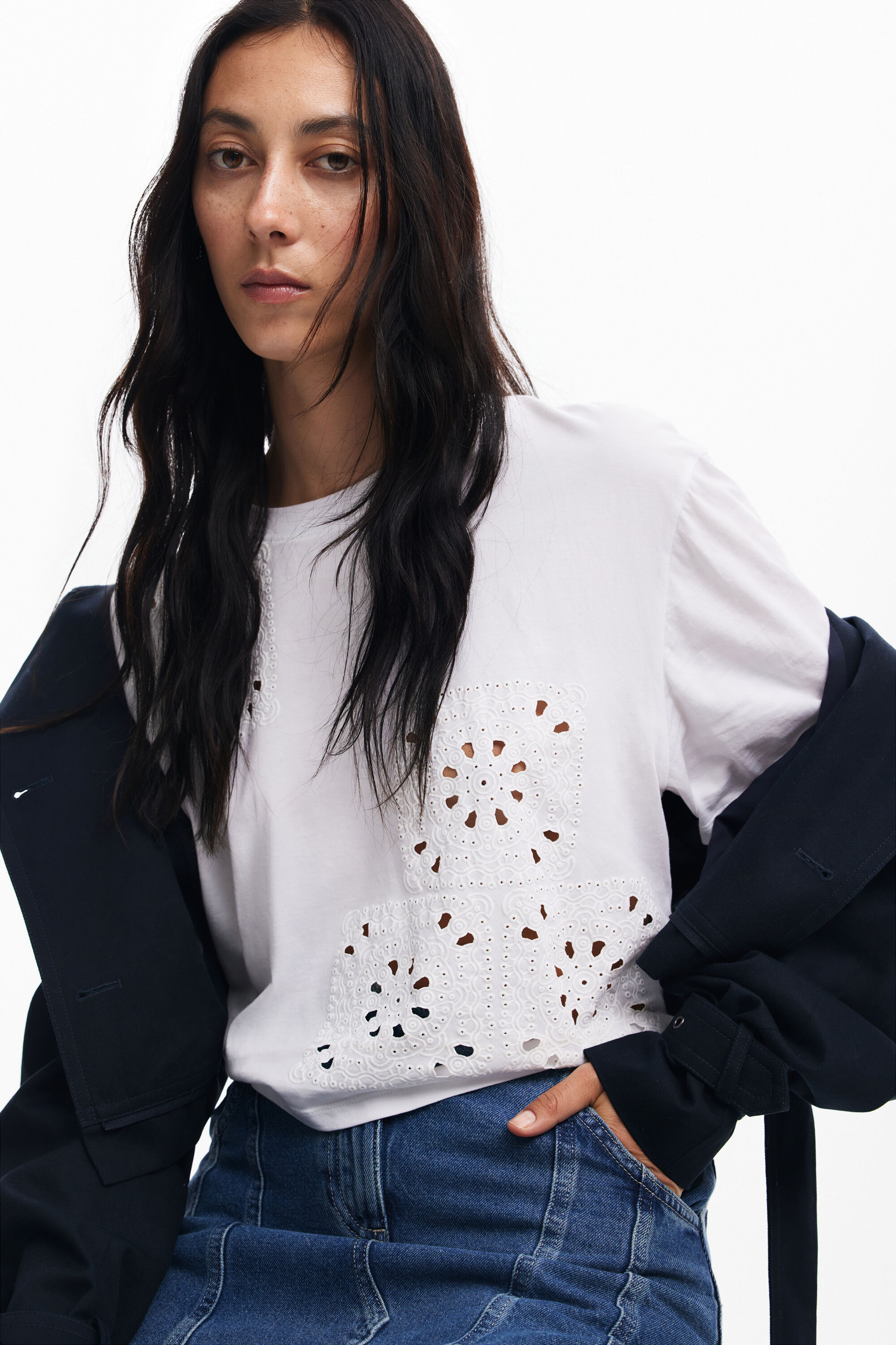 Camiseta lisa com detalhes
