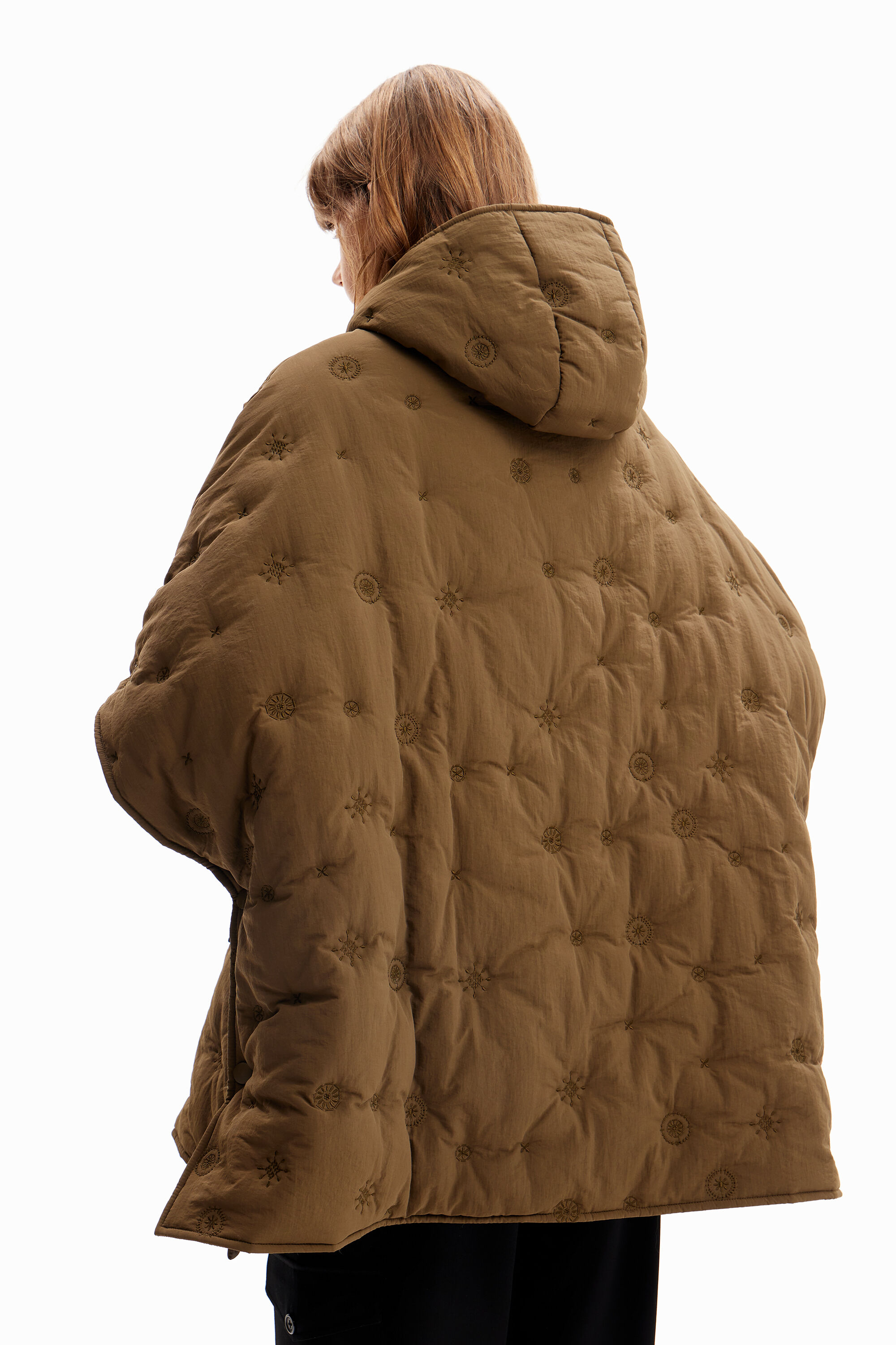 Poncho acolchoado bordado