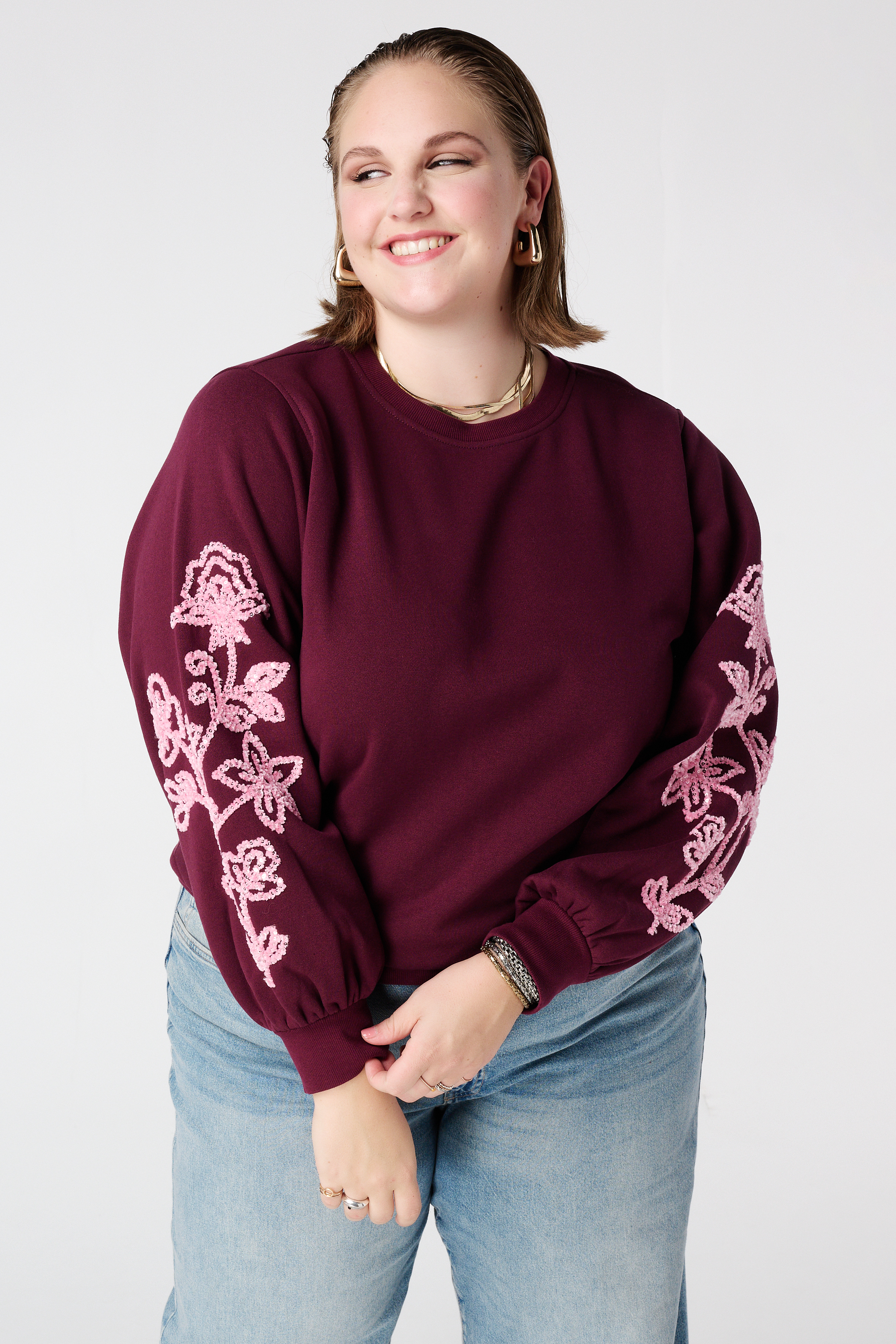 Trui met zachte embroidery op de mouwen Bordeaux