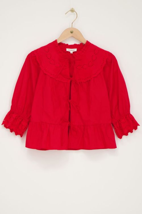 Rode top met strikjes en broderie