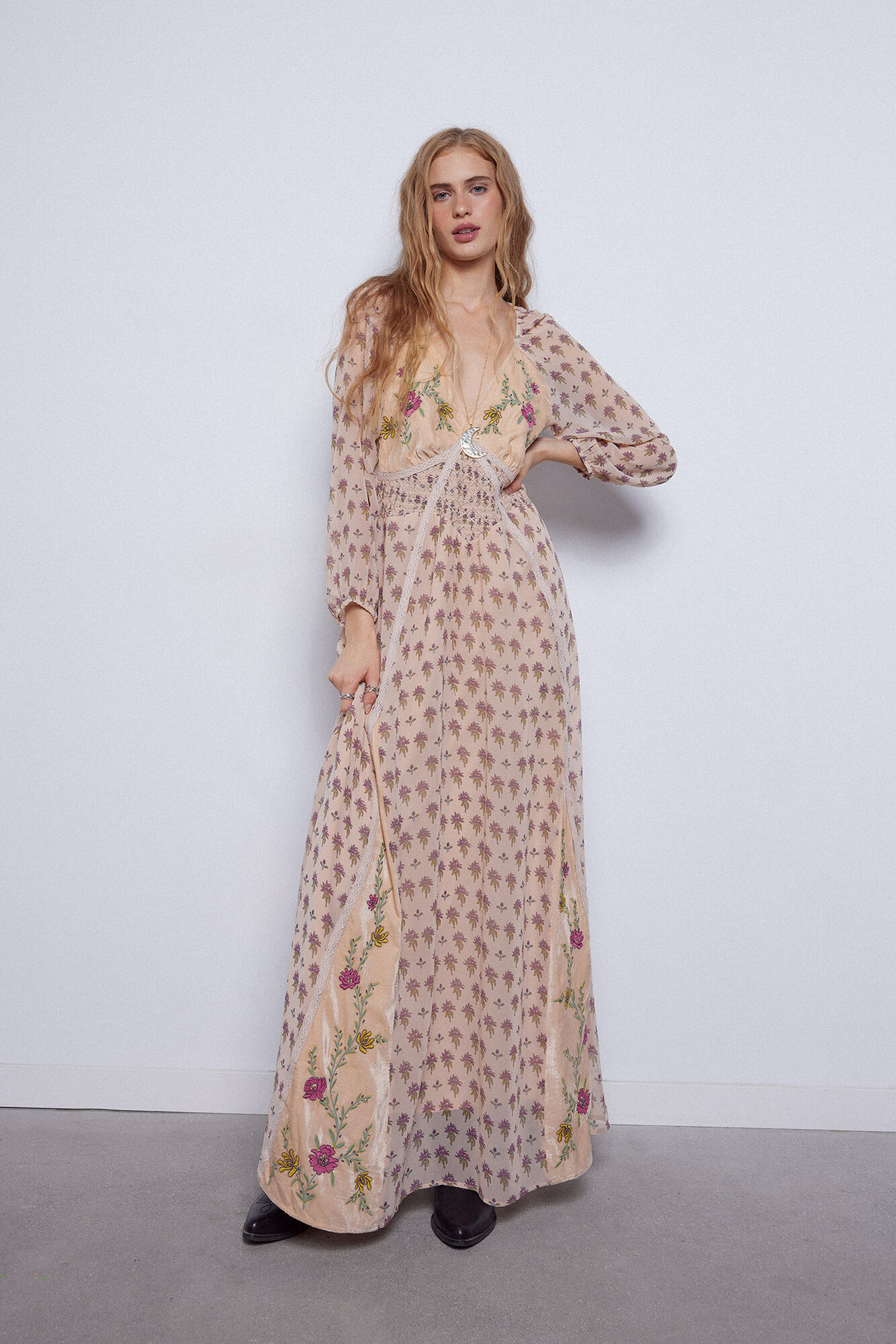vestido com estampa bordada