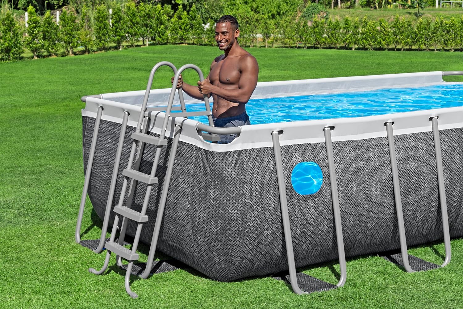 Bestway Steel Pro MAX Frame Pool Komplett-Set mit Filterpumpe, 488 x 244 x 122 cm, 11.532 Liter, Rattan-Optik, Splashview Bullaugen, Sicherheitsleiter, Abdeckplane, Filterkartusche, Schiefergrau