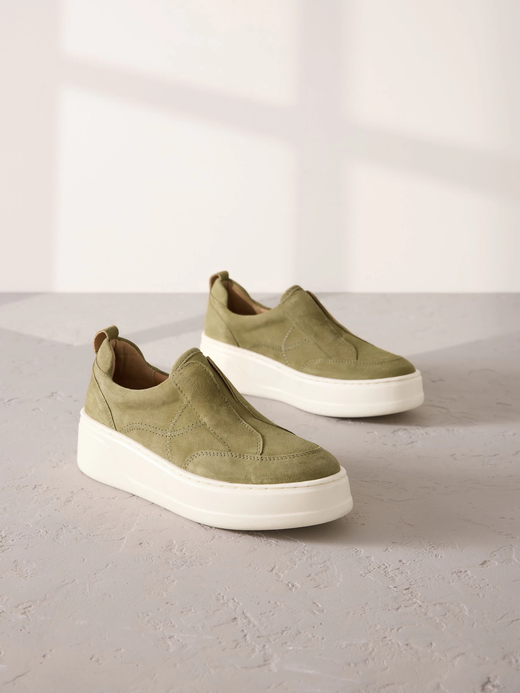 Kakigroen - Signature leren sneakers met dikke plateauzolen en sleehak