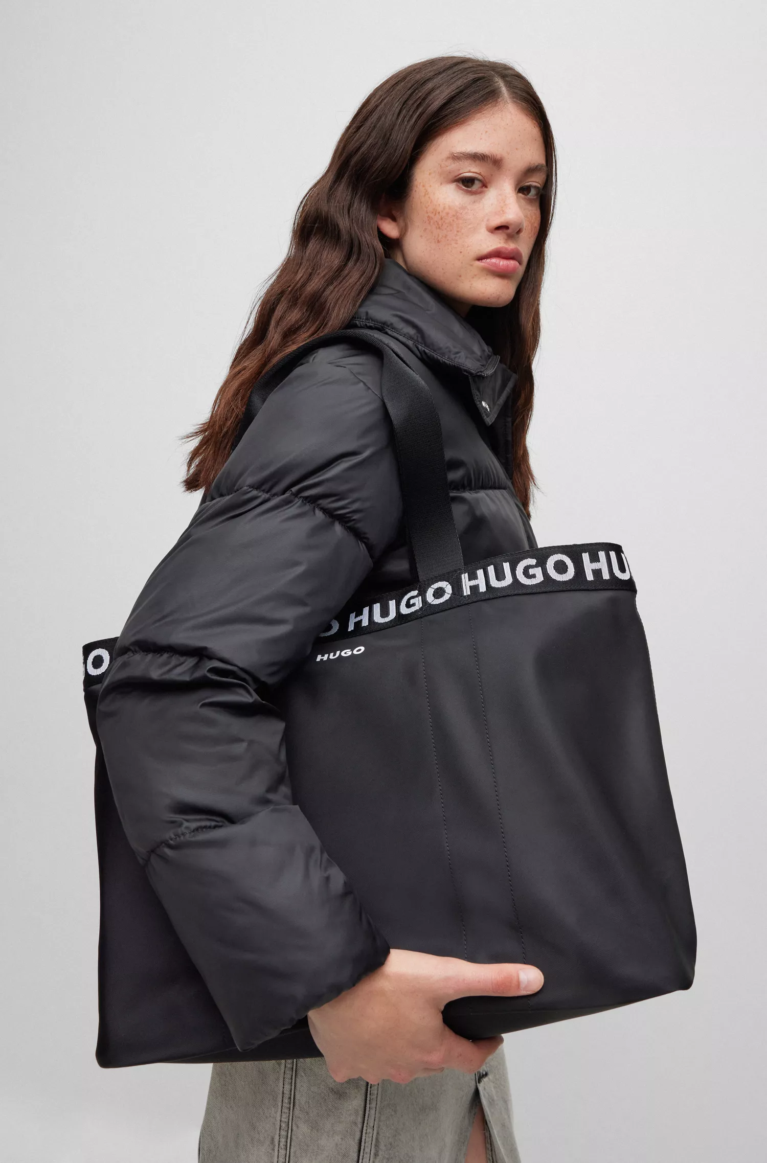 Bolsa tote vermelha HUGO com detalhes de logotipo contrastantes repetidos.
