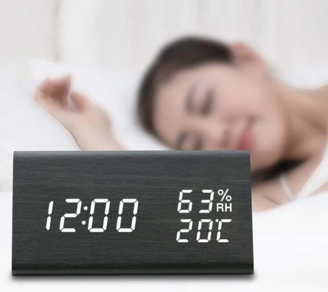 LED vækkeur i træ med temperatur og luftfugtighed