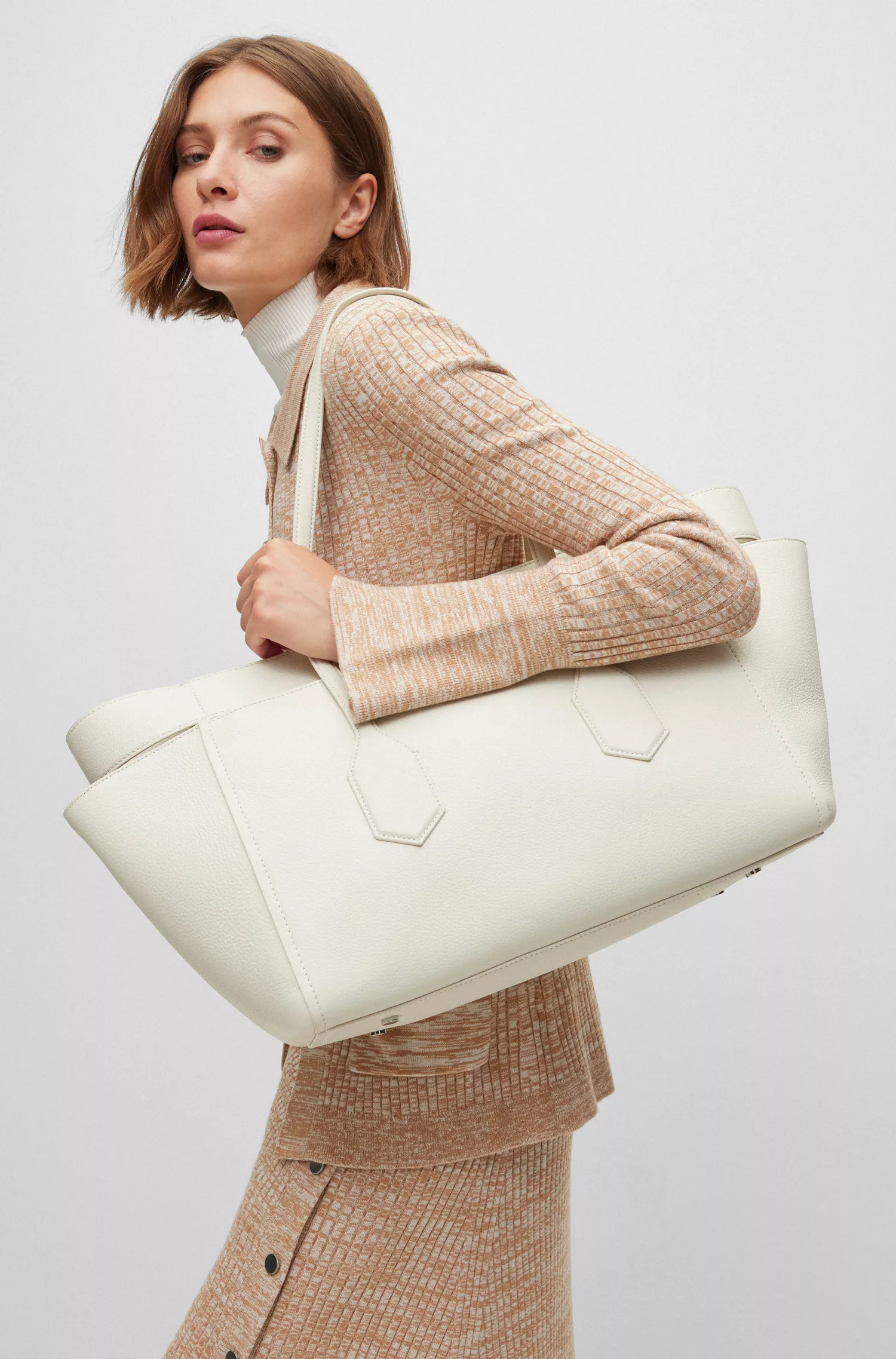 Bolsa tote preta BOSS em couro granulado com logotipo em relevo.