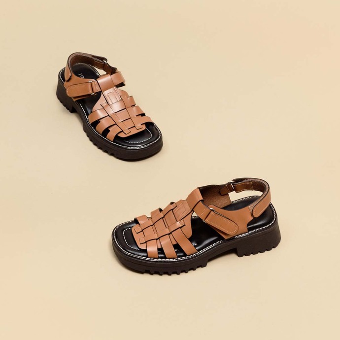 Sandales à brides et semelles crantées  en cuir glacé cognac