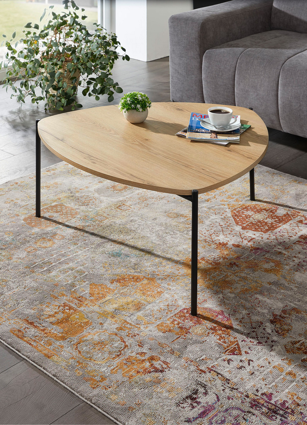 Couchtisch im Loft-Design mit Metallgestell