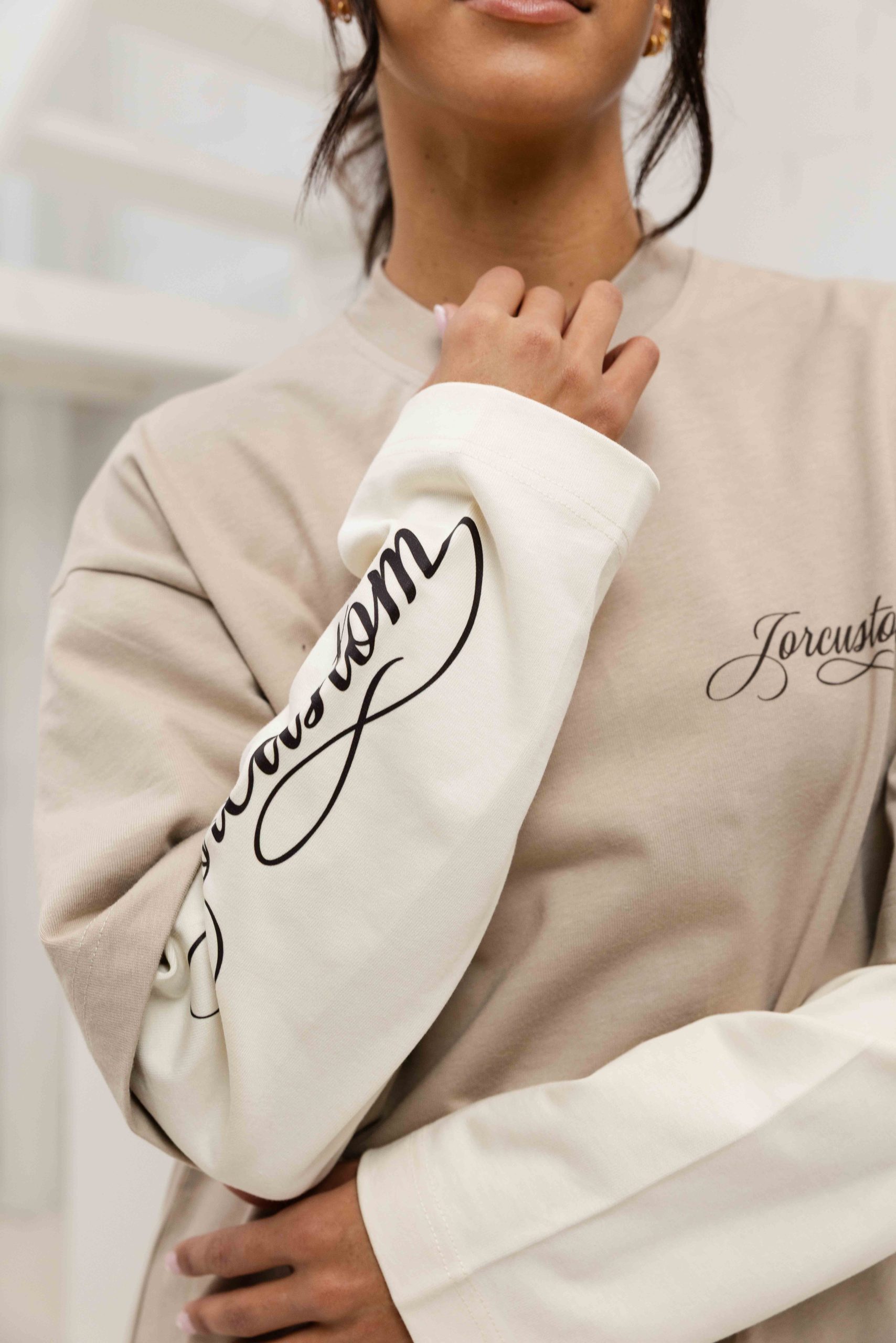 Jorcustom Handscript Double Layered Longsleeve T-Shirt Dames Taupe/Beige