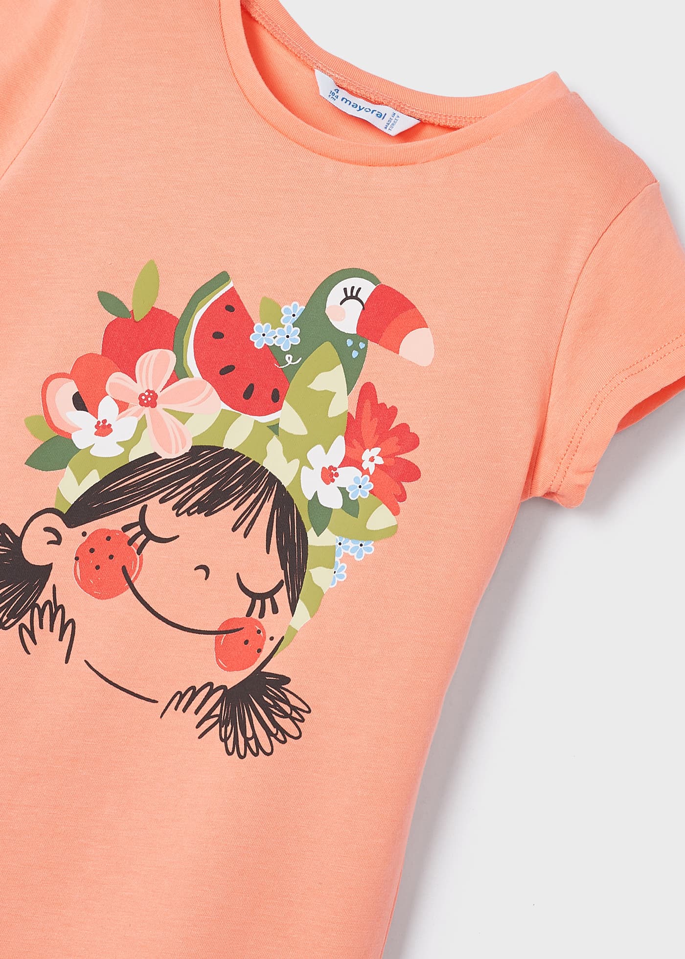 Camiseta feminina com estampa sustentável em algodão.