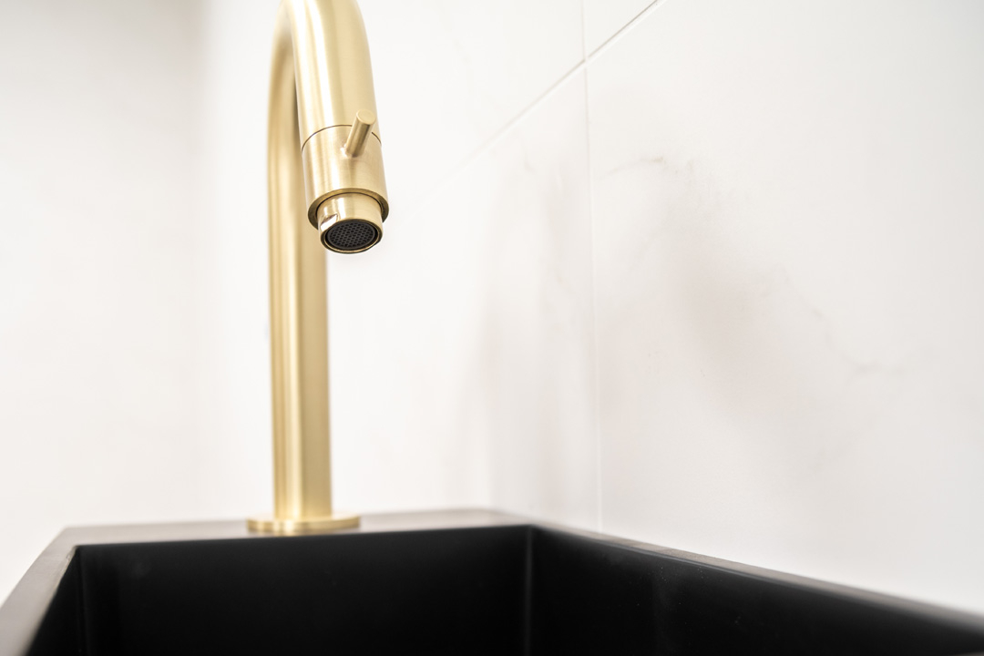 Saniclear Bali fonteinset links met mat zwarte fontein en gebogen gouden kraan