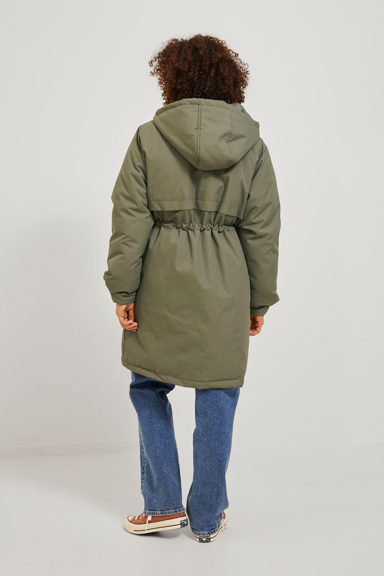 Parka feminina com capuz e cintura ajustável.