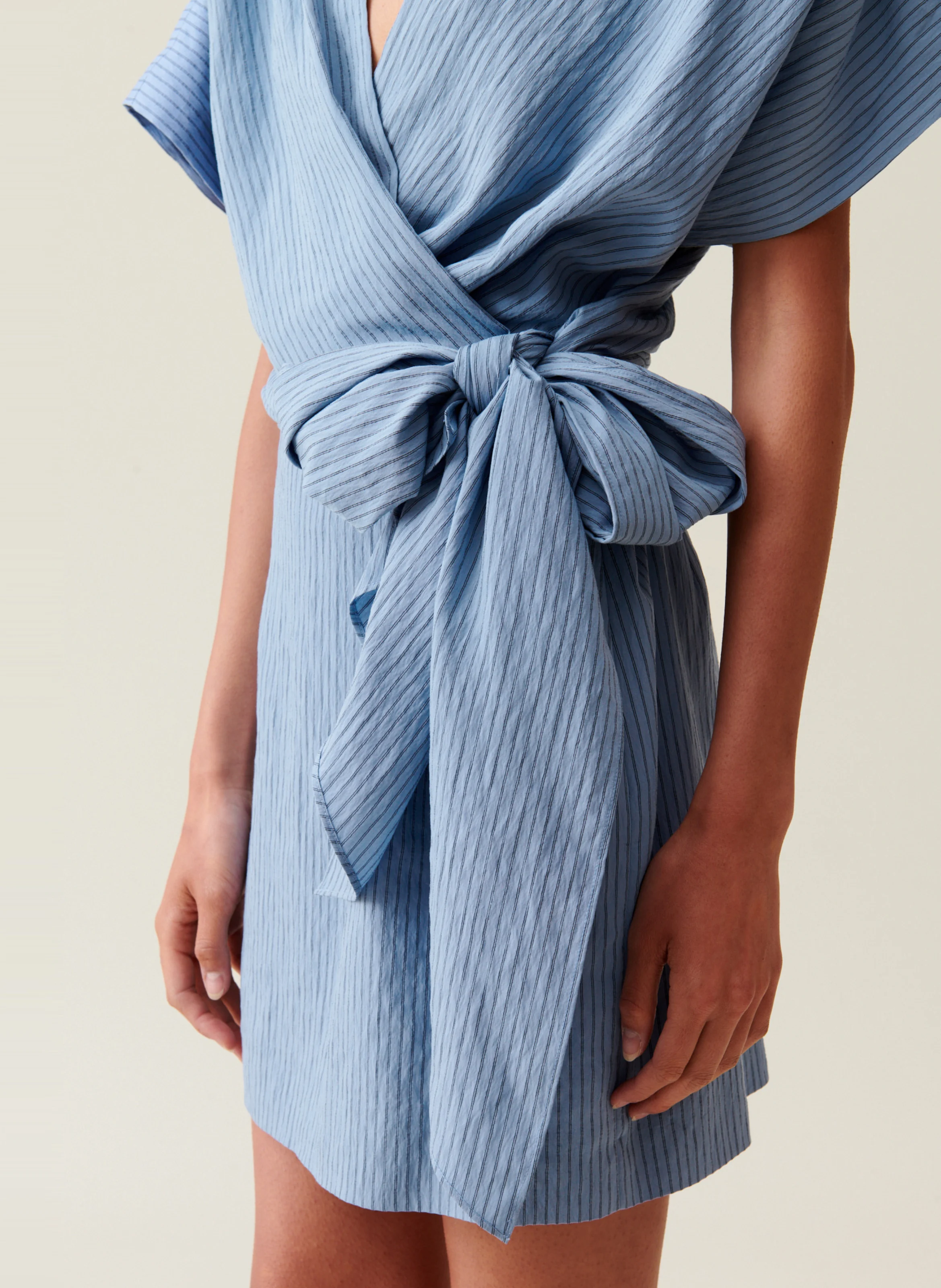 Robe courte cache-cœur rayée | Bleu