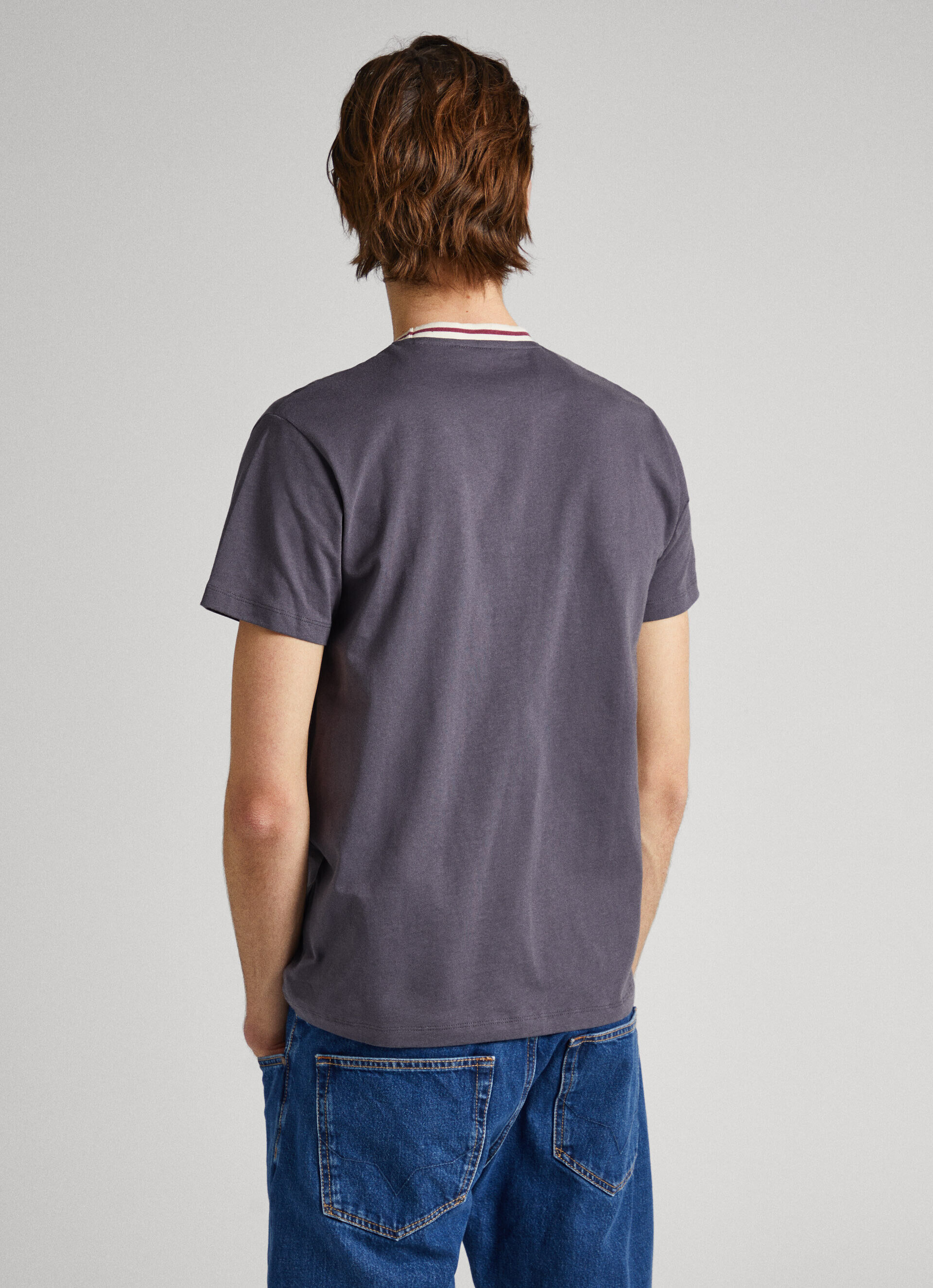 CAMISETA COM DETALHE NA GOLA - cinza-trovão