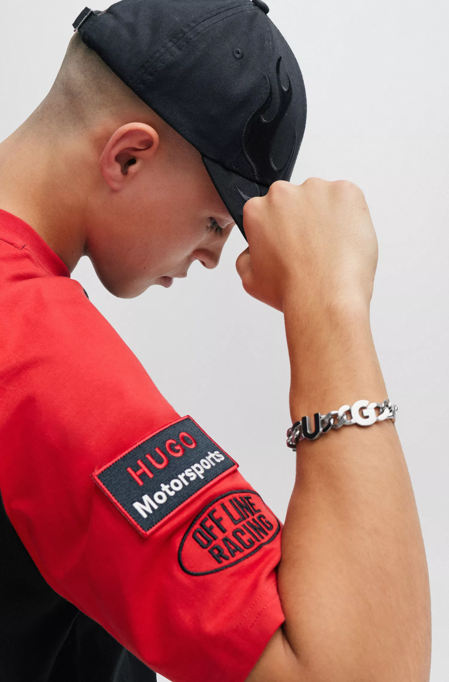 Bracelete HUGO com corrente vermelha e logotipo em letras.