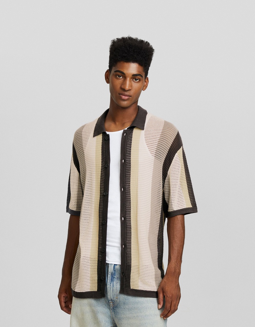 Camisa listrada de manga curta com detalhes vazados