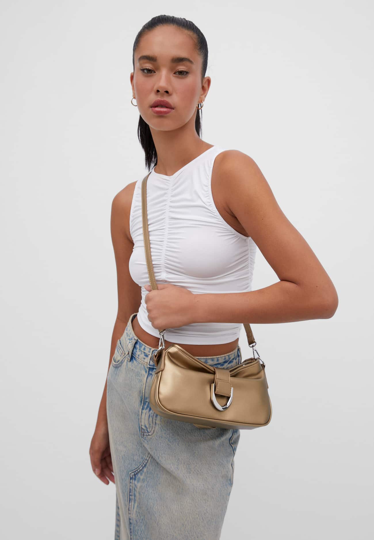 Bolsa com fivela dourada
