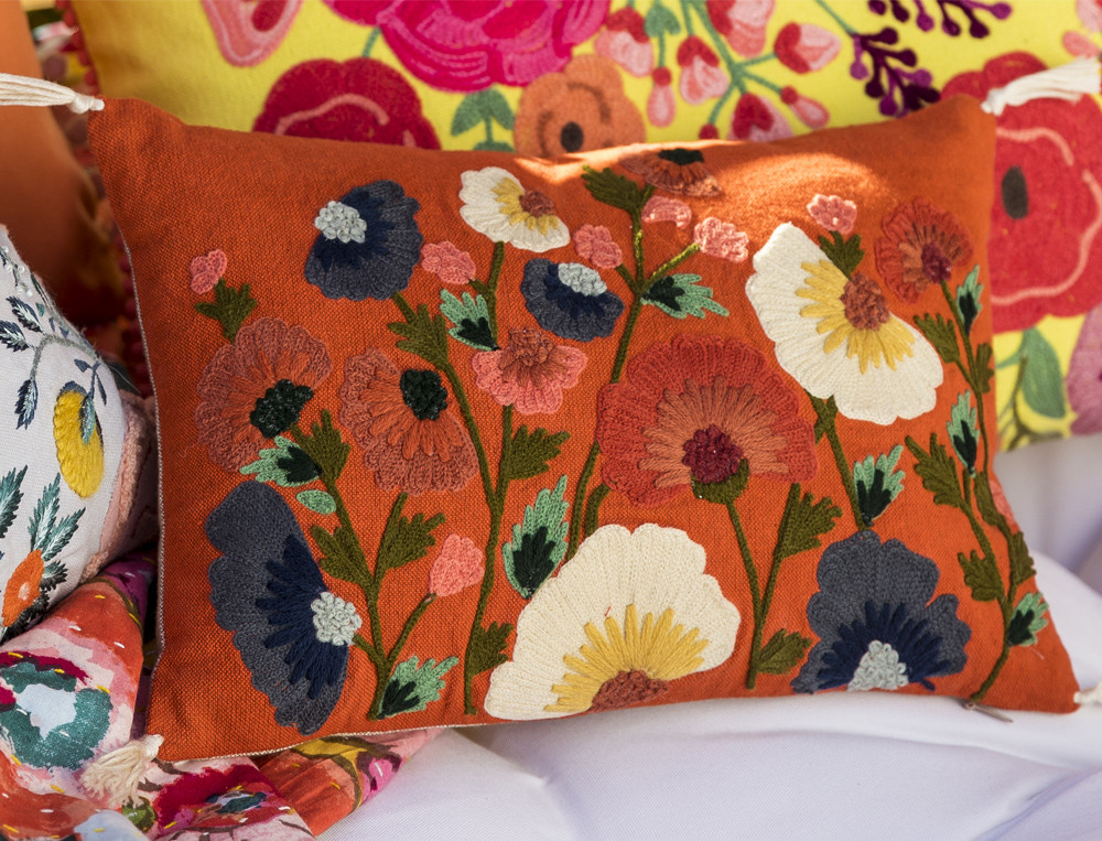 Coussin brodé fond mandarine-Floralies