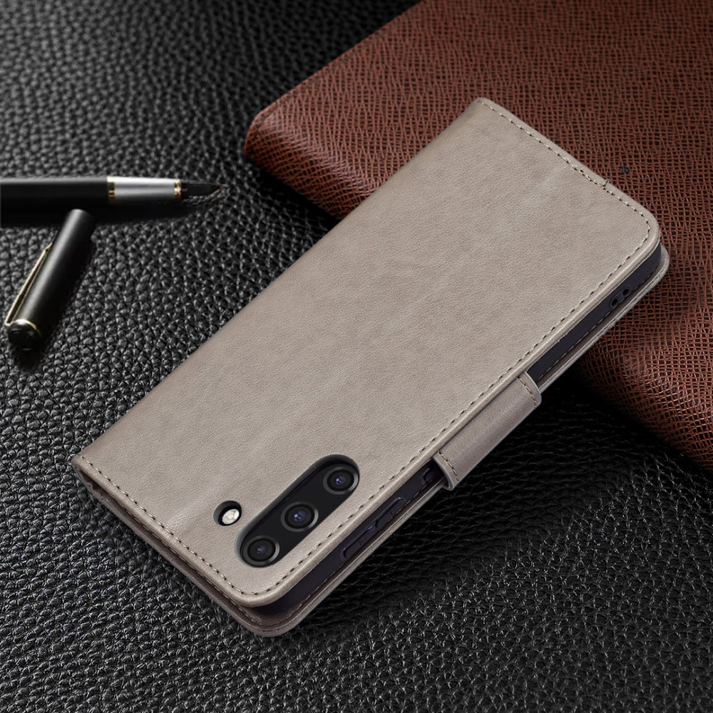 Samsung Galaxy S21 FE 5G Leder Tasche mit Kartenfach   Handschlaufe Schmetterling - Grau