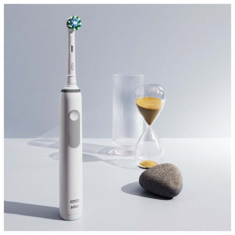 Oral-B - Pro3 Hvid Elektrisk Tandbørste + Ekstra Sensi Børstehoved + TC