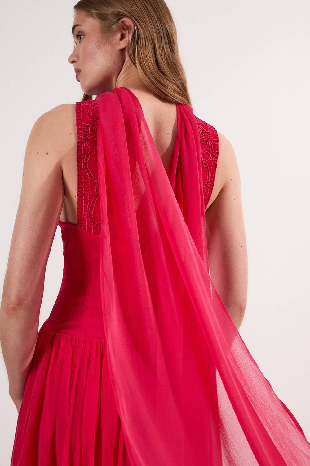 KarenMillen Robe Midi de Bal en Tissu Froissé à Col V Profond avec Appliqués Brodés